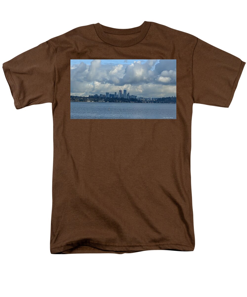Clouds above the city  - Men's T-Shirt  (Regular Fit)