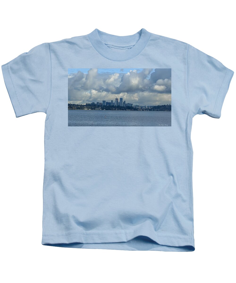 Clouds above the city  - Kids T-Shirt