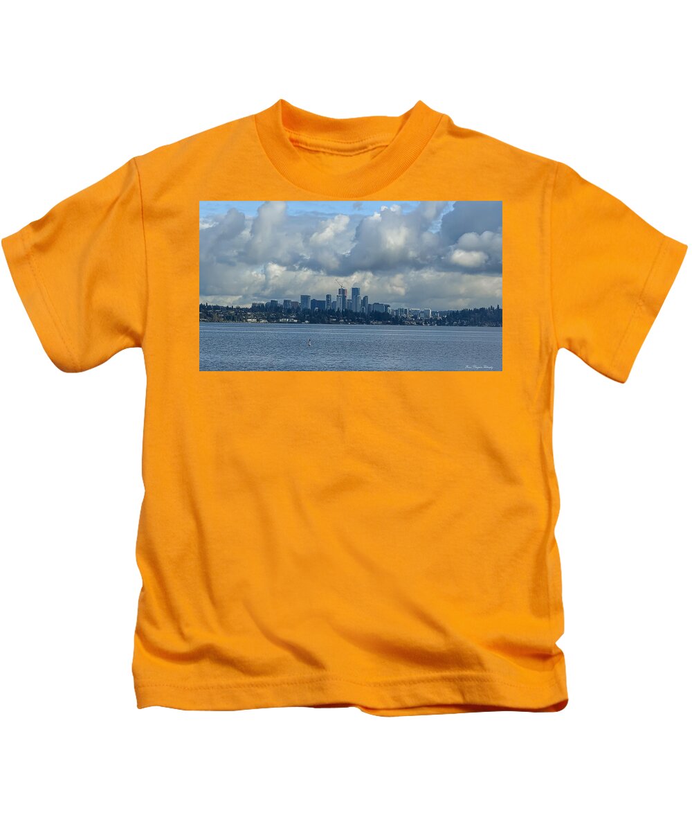 Clouds above the city  - Kids T-Shirt