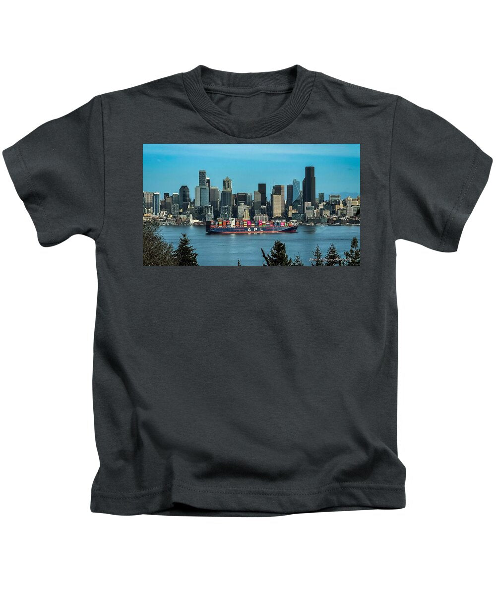 Container ship going into port  - Kids T-Shirt