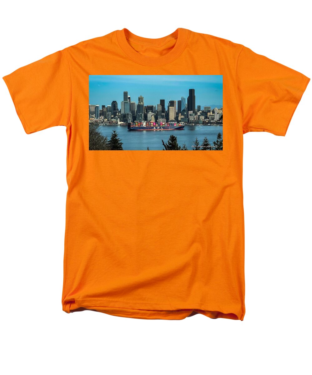 Container ship going into port  - Men's T-Shirt  (Regular Fit)
