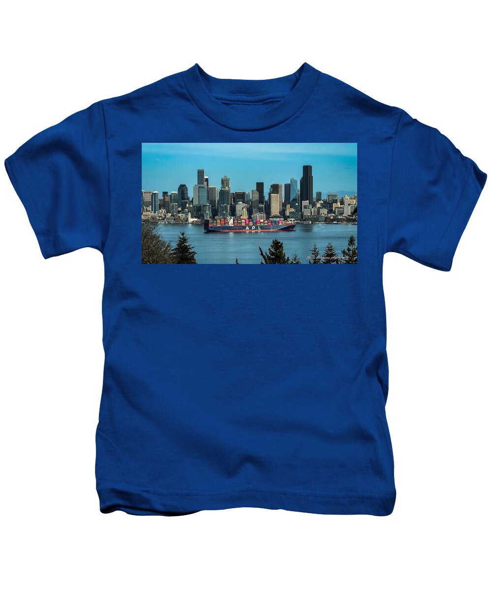 Container ship going into port  - Kids T-Shirt