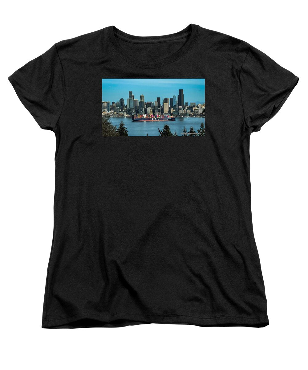 Container ship going into port  - Women's T-Shirt (Standard Fit)