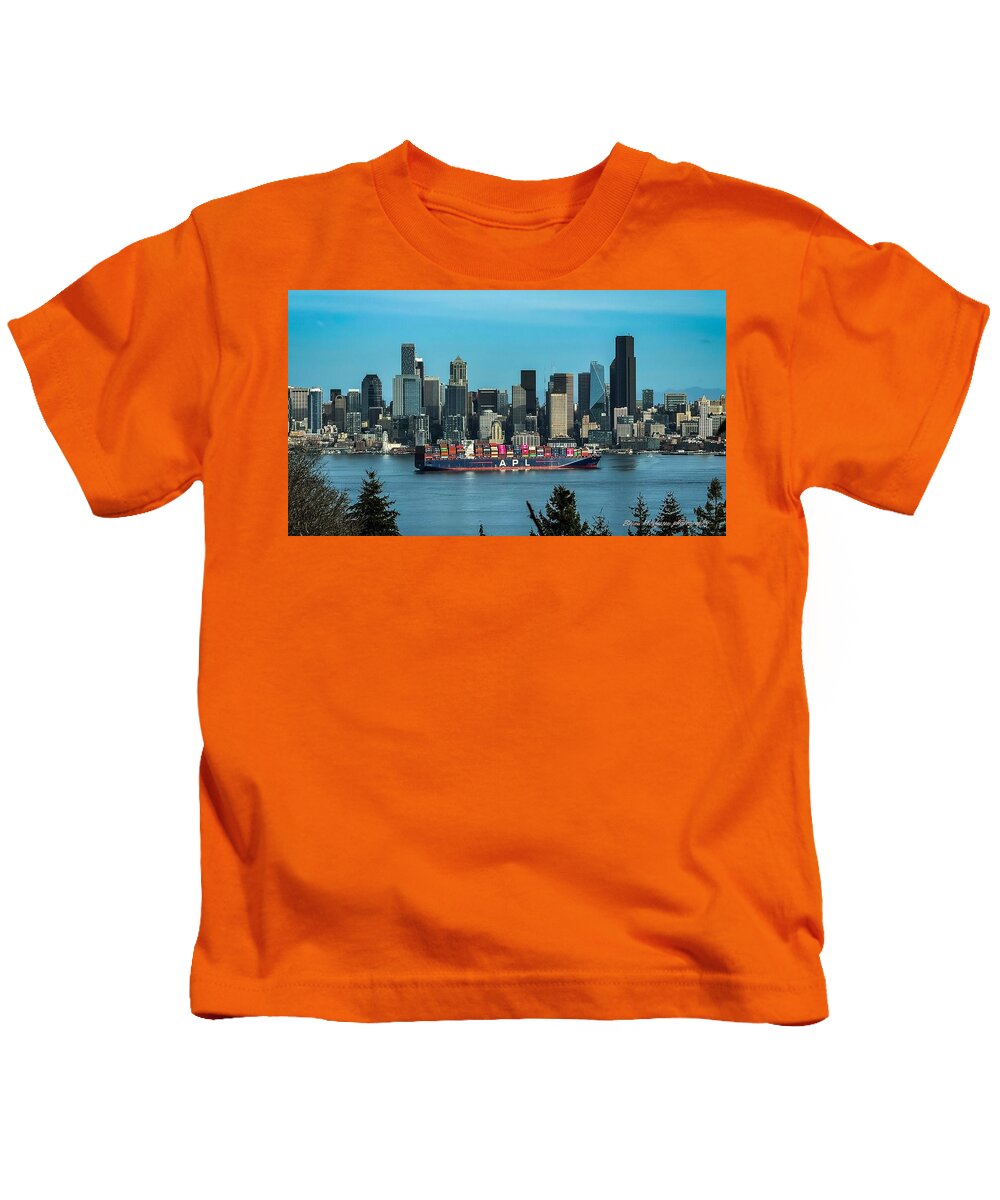 Container ship going into port  - Kids T-Shirt