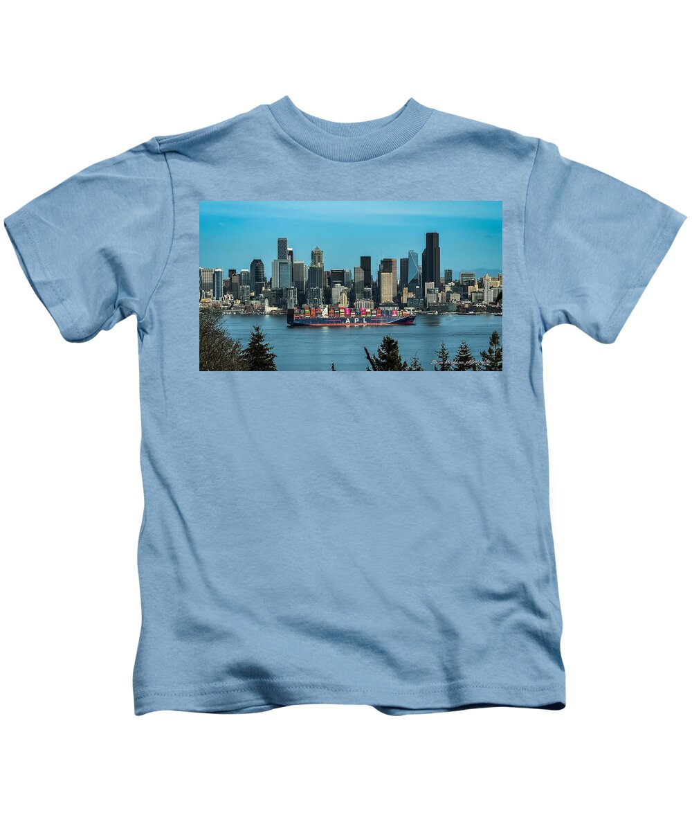 Container ship going into port  - Kids T-Shirt
