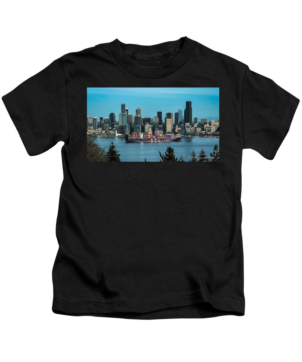 Container ship going into port  - Kids T-Shirt