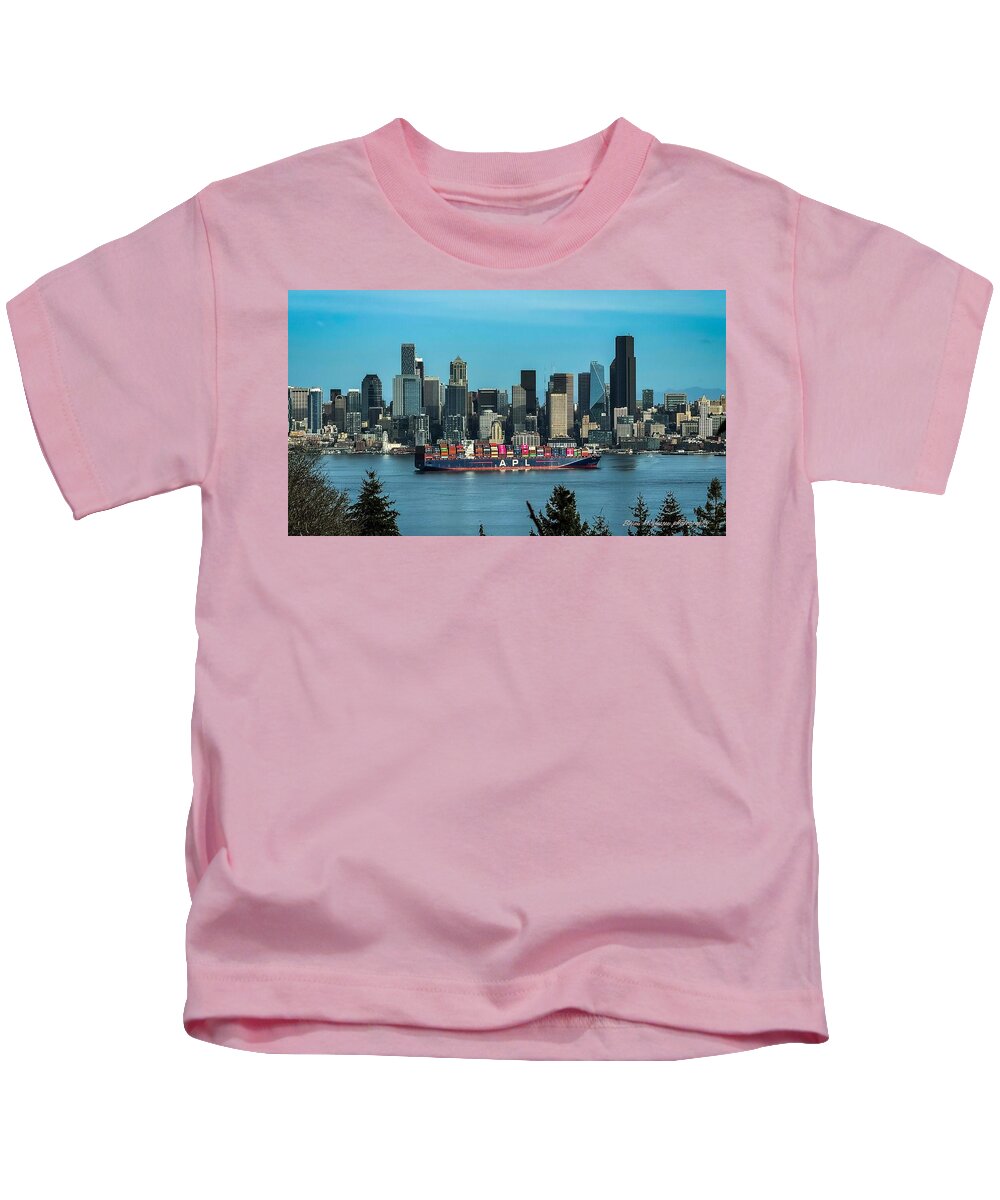 Container ship going into port  - Kids T-Shirt