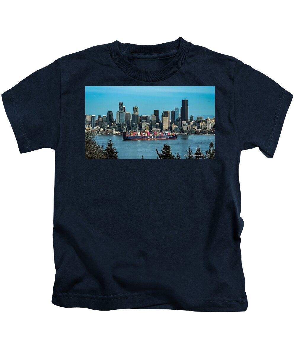Container ship going into port  - Kids T-Shirt