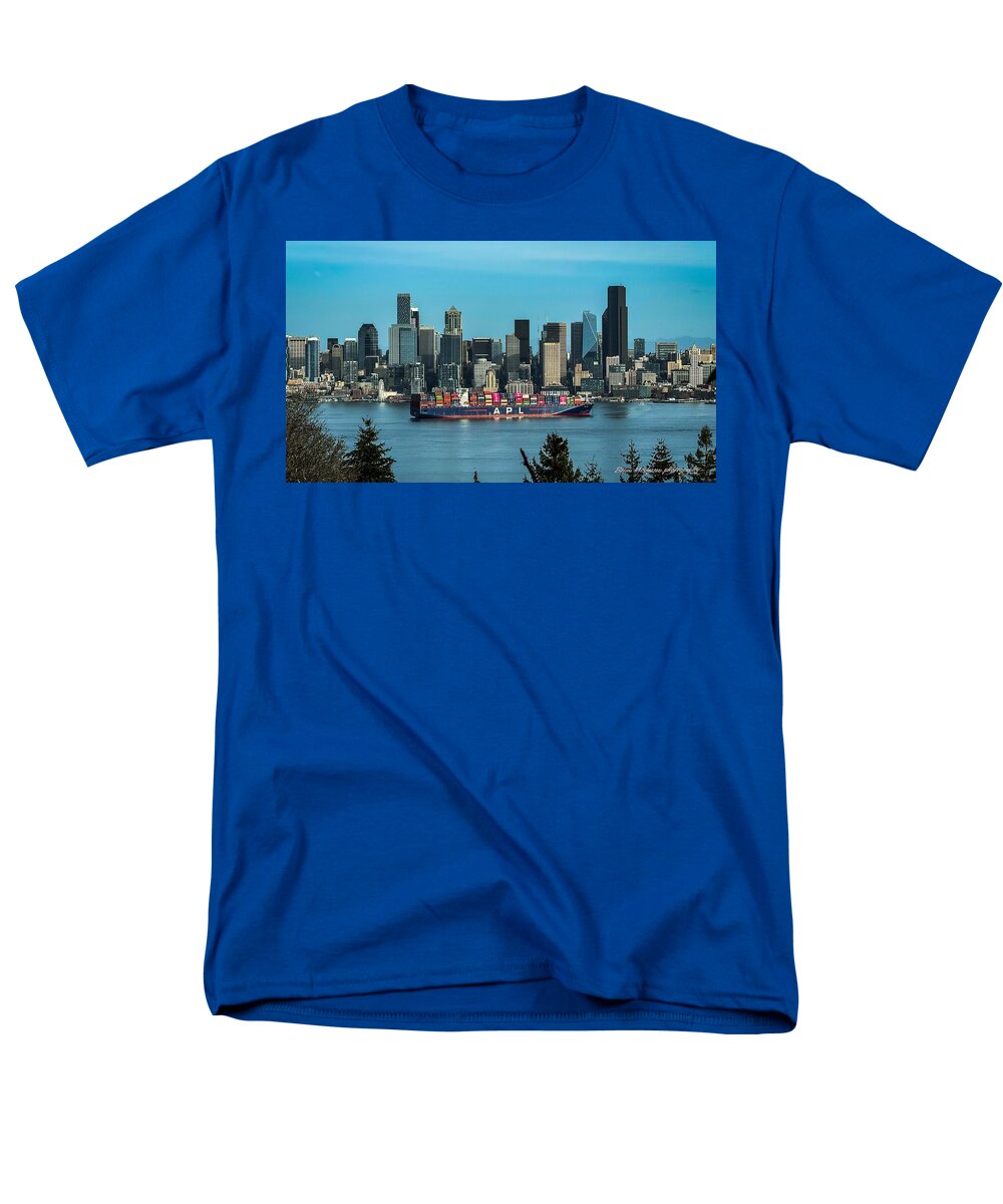 Container ship going into port  - Men's T-Shirt  (Regular Fit)