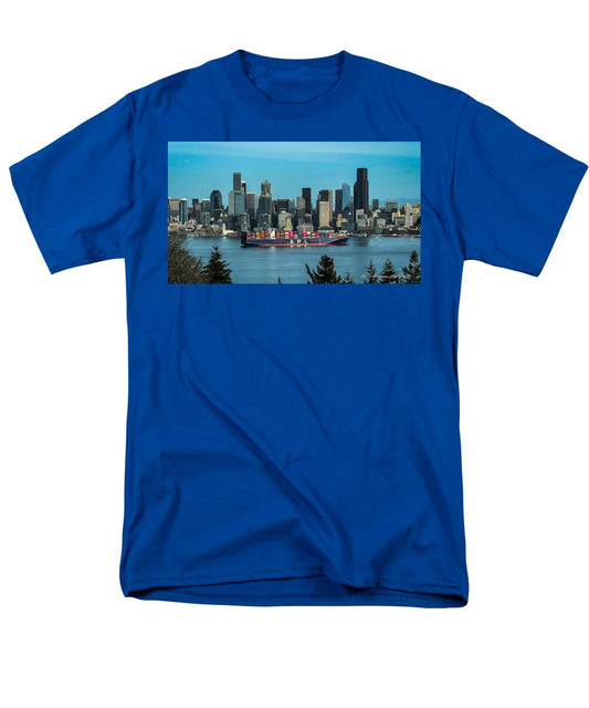 Container ship going into port  - Men's T-Shirt  (Regular Fit)