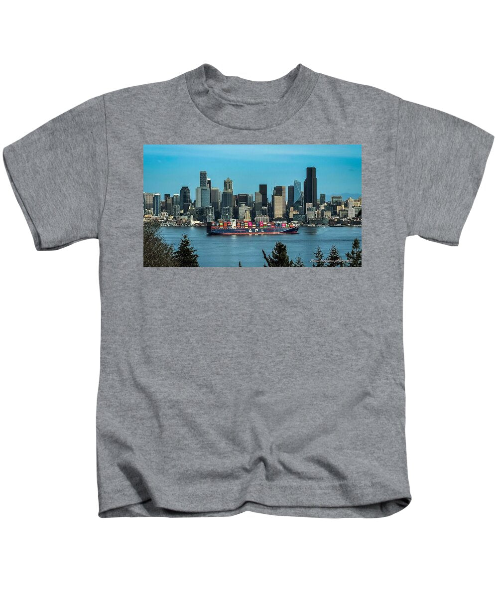 Container ship going into port  - Kids T-Shirt