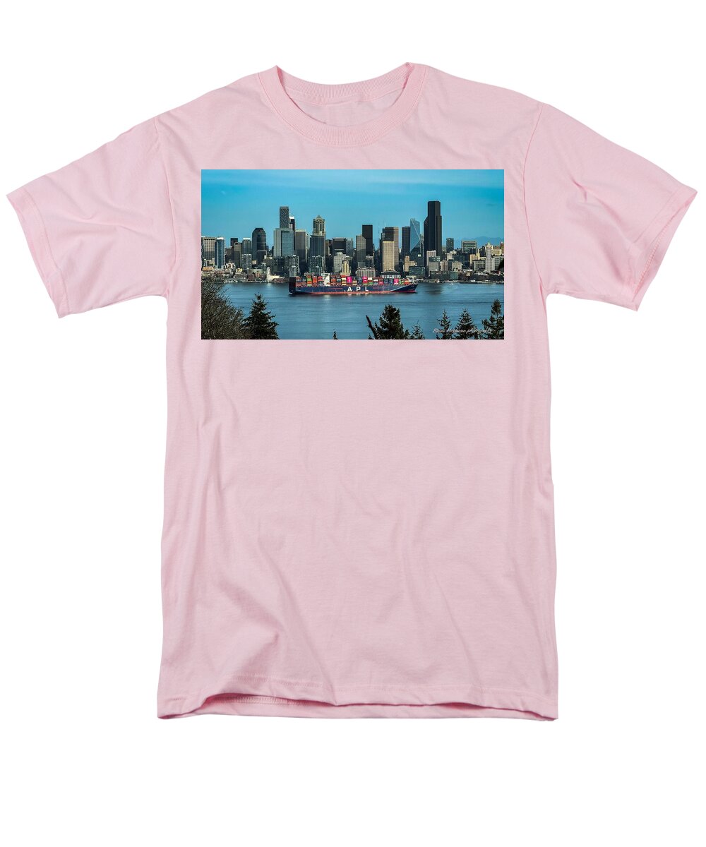 Container ship going into port  - Men's T-Shirt  (Regular Fit)