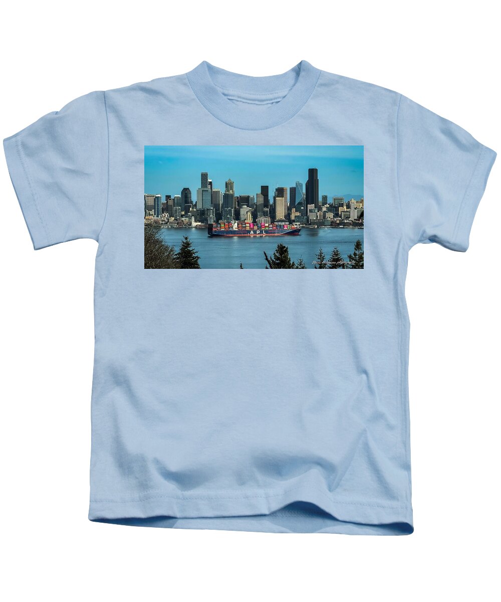 Container ship going into port  - Kids T-Shirt