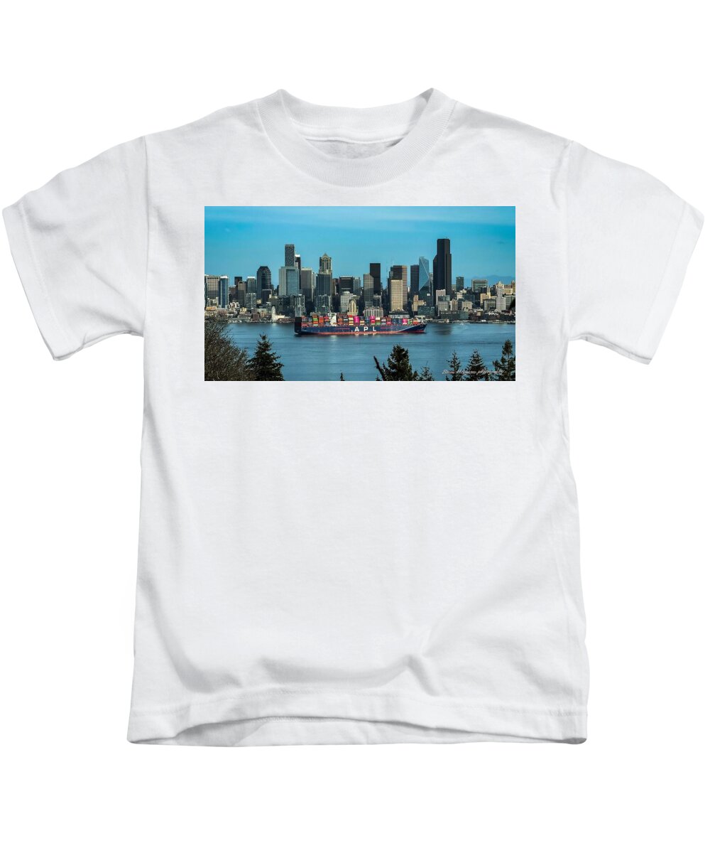Container ship going into port  - Kids T-Shirt