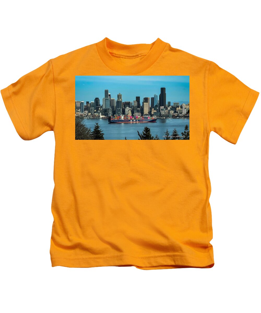 Container ship going into port  - Kids T-Shirt