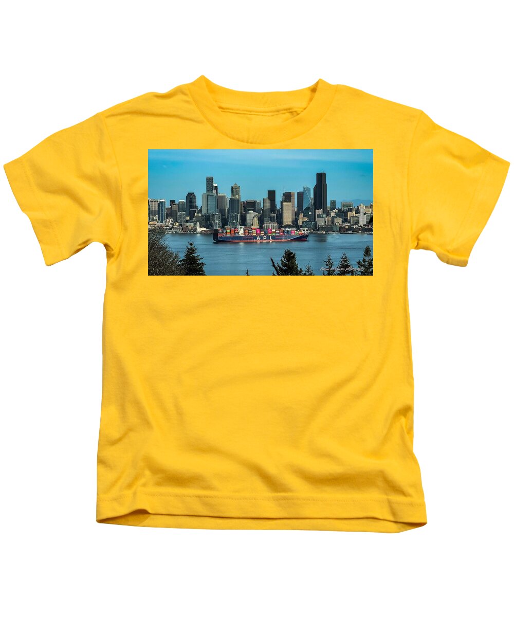 Container ship going into port  - Kids T-Shirt