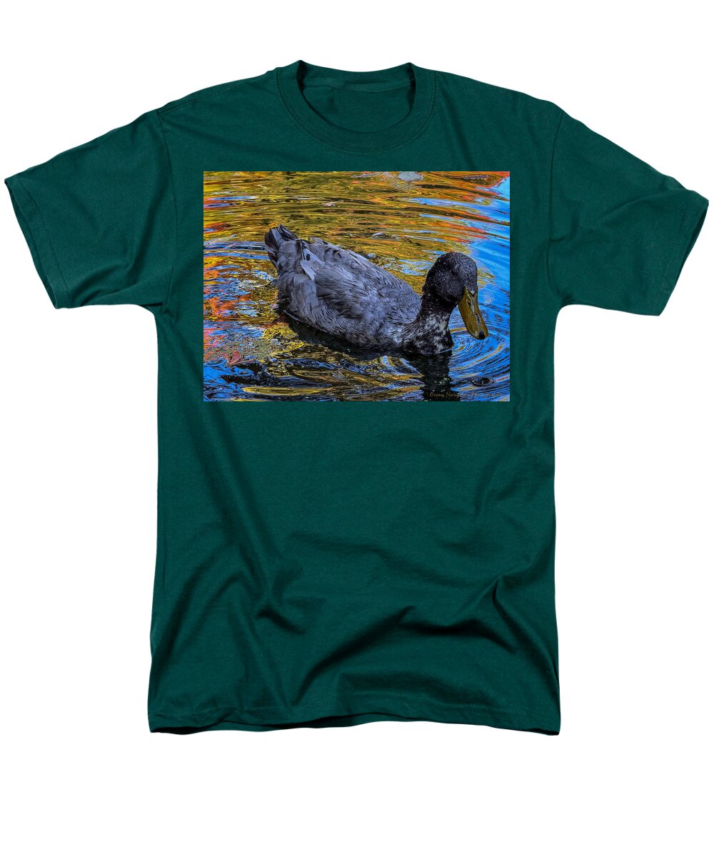 Duck in the pond  - Men's T-Shirt  (Regular Fit)