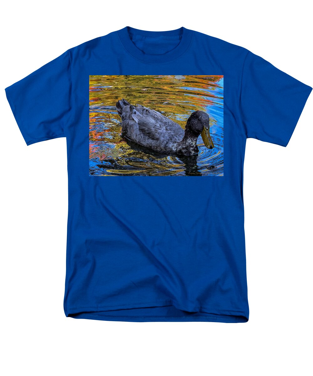 Duck in the pond  - Men's T-Shirt  (Regular Fit)