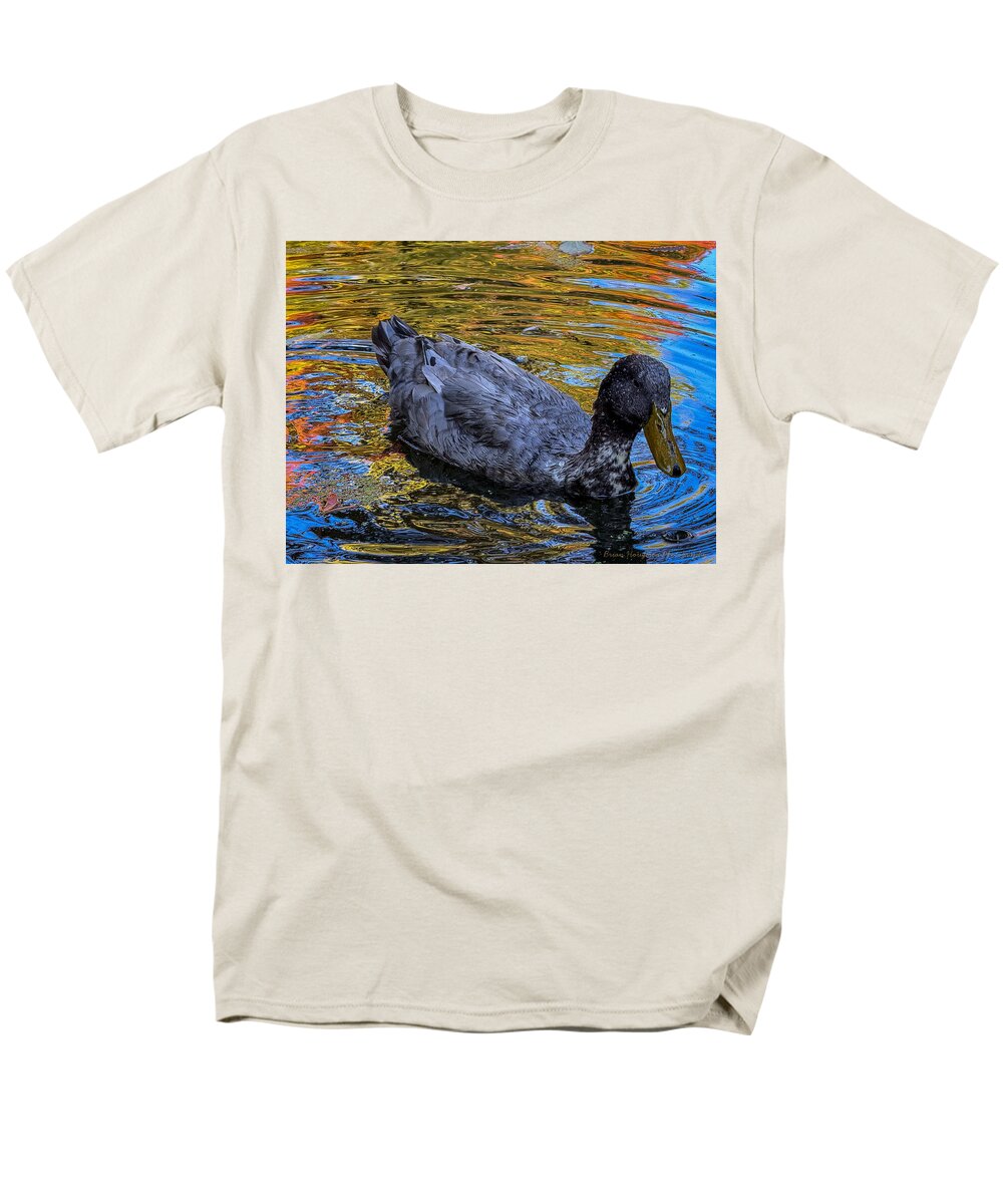Duck in the pond  - Men's T-Shirt  (Regular Fit)