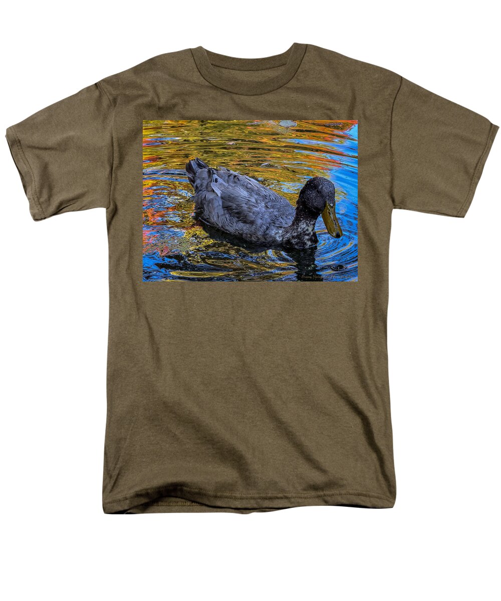 Duck in the pond  - Men's T-Shirt  (Regular Fit)