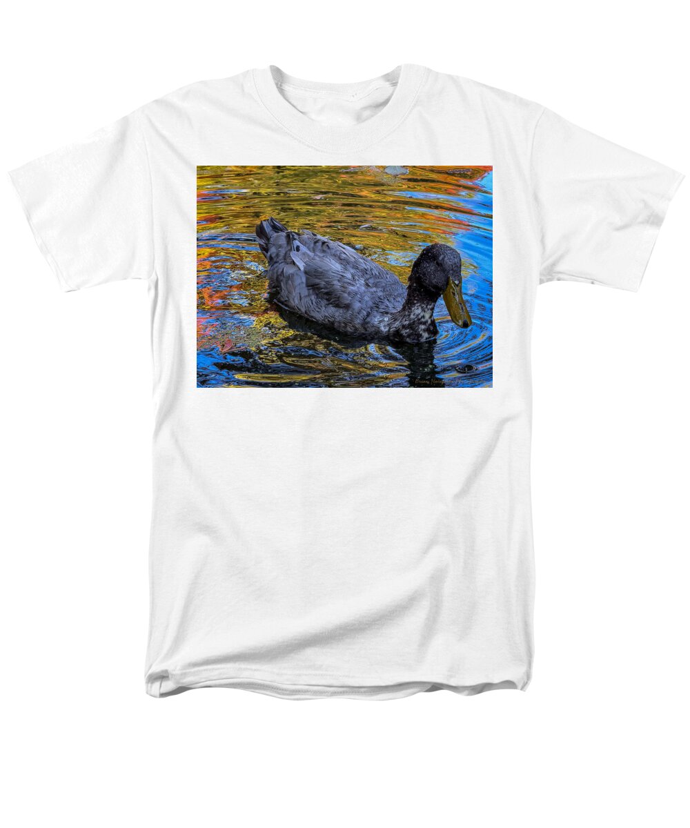 Duck in the pond  - Men's T-Shirt  (Regular Fit)