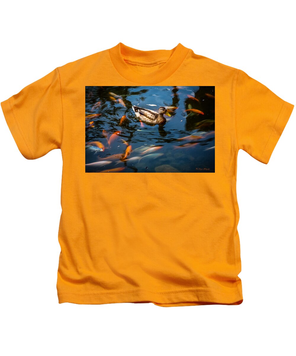 Duck with the koi - Kids T-Shirt