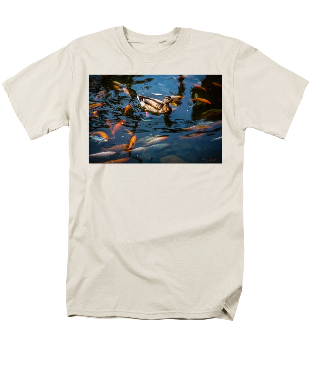 Duck with the koi - Men's T-Shirt  (Regular Fit)