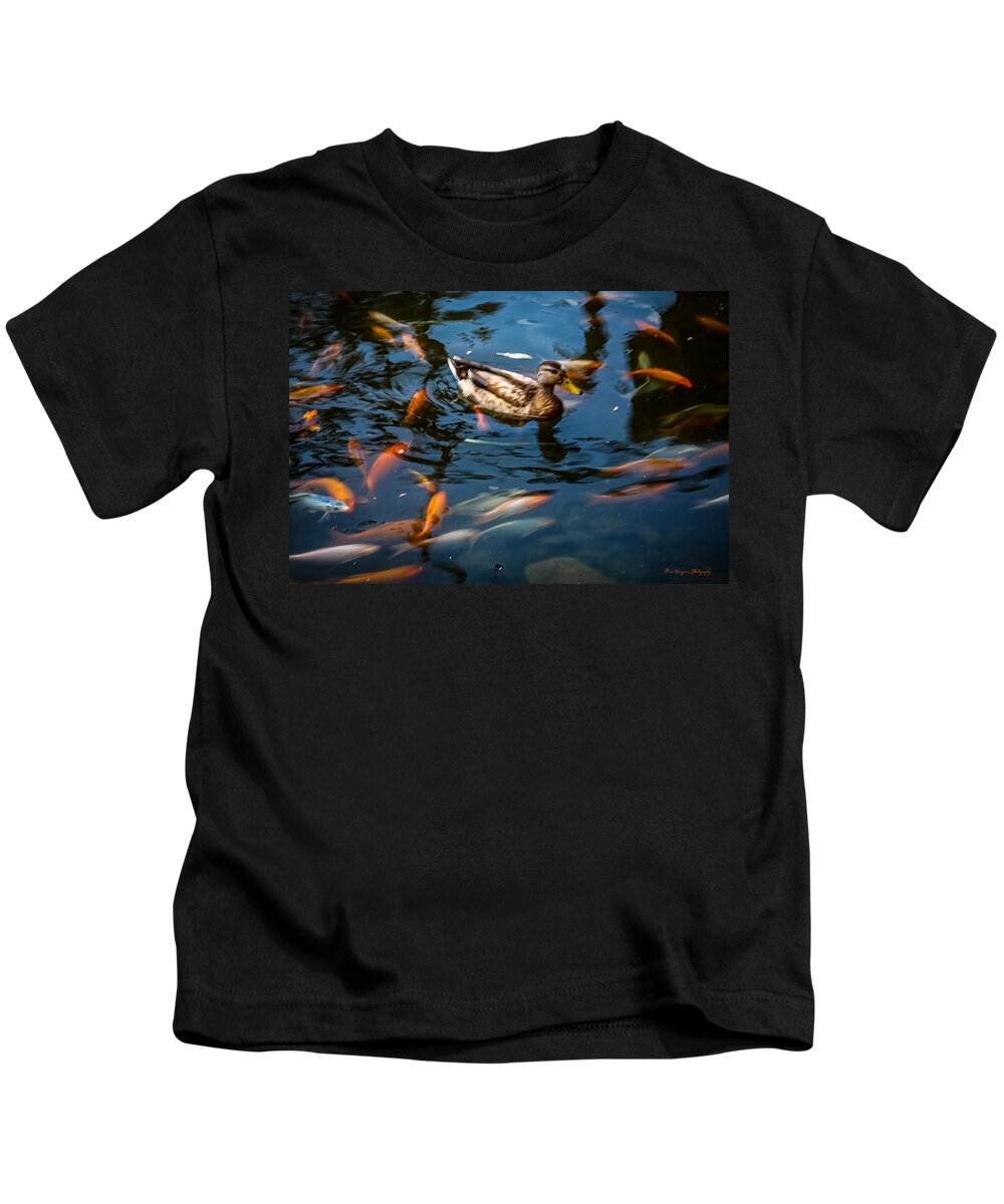 Duck with the koi - Kids T-Shirt