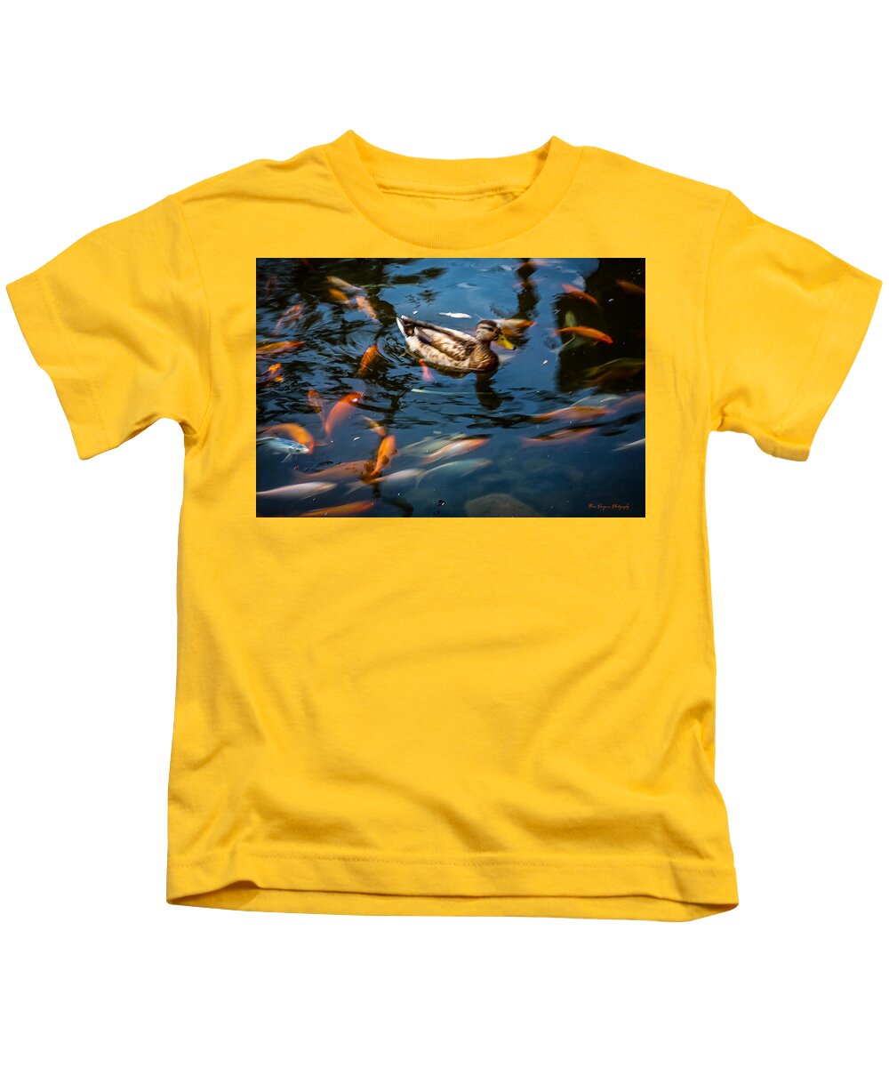 Duck with the koi - Kids T-Shirt