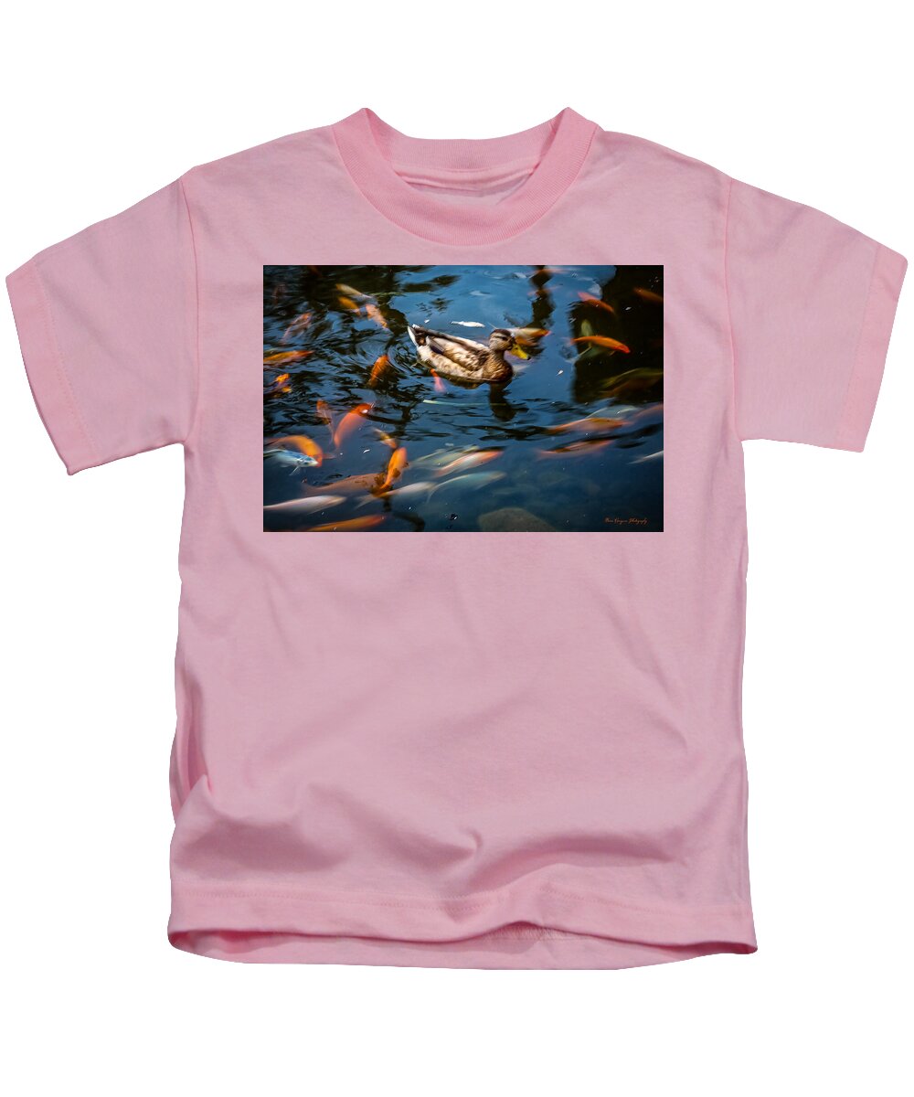 Duck with the koi - Kids T-Shirt