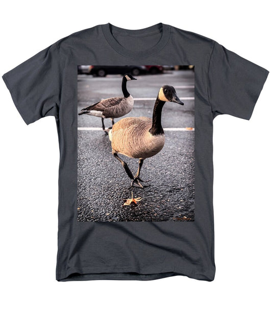 Geese in the parking lot - Men's T-Shirt  (Regular Fit)