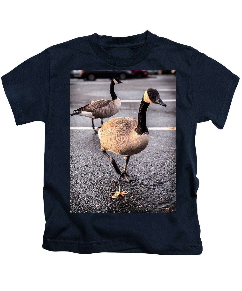 Geese in the parking lot - Kids T-Shirt