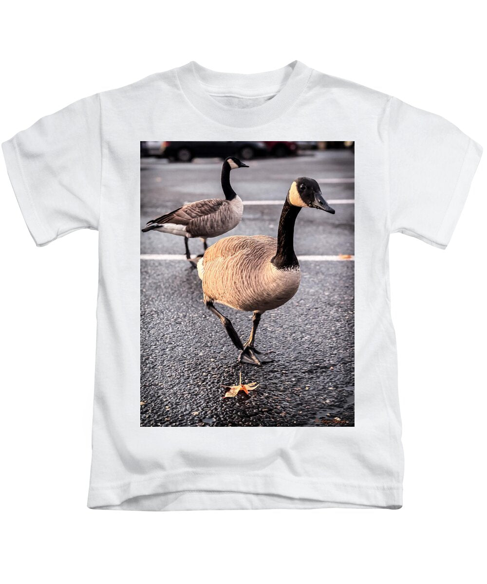 Geese in the parking lot - Kids T-Shirt