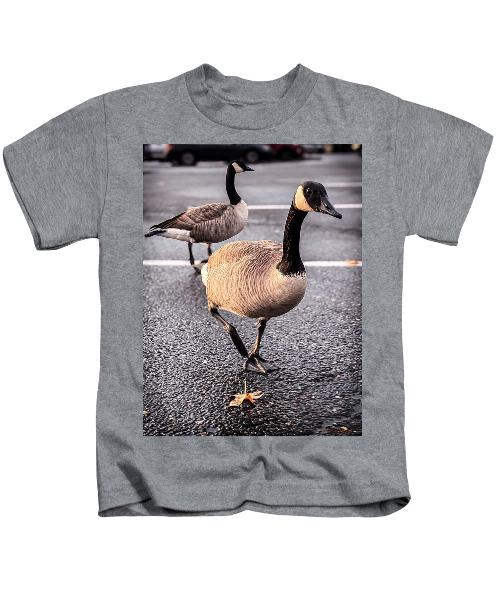 Geese in the parking lot - Kids T-Shirt