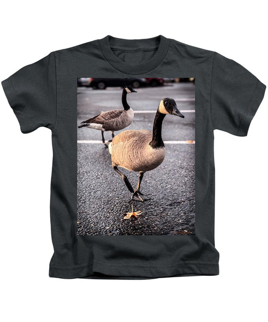 Geese in the parking lot - Kids T-Shirt
