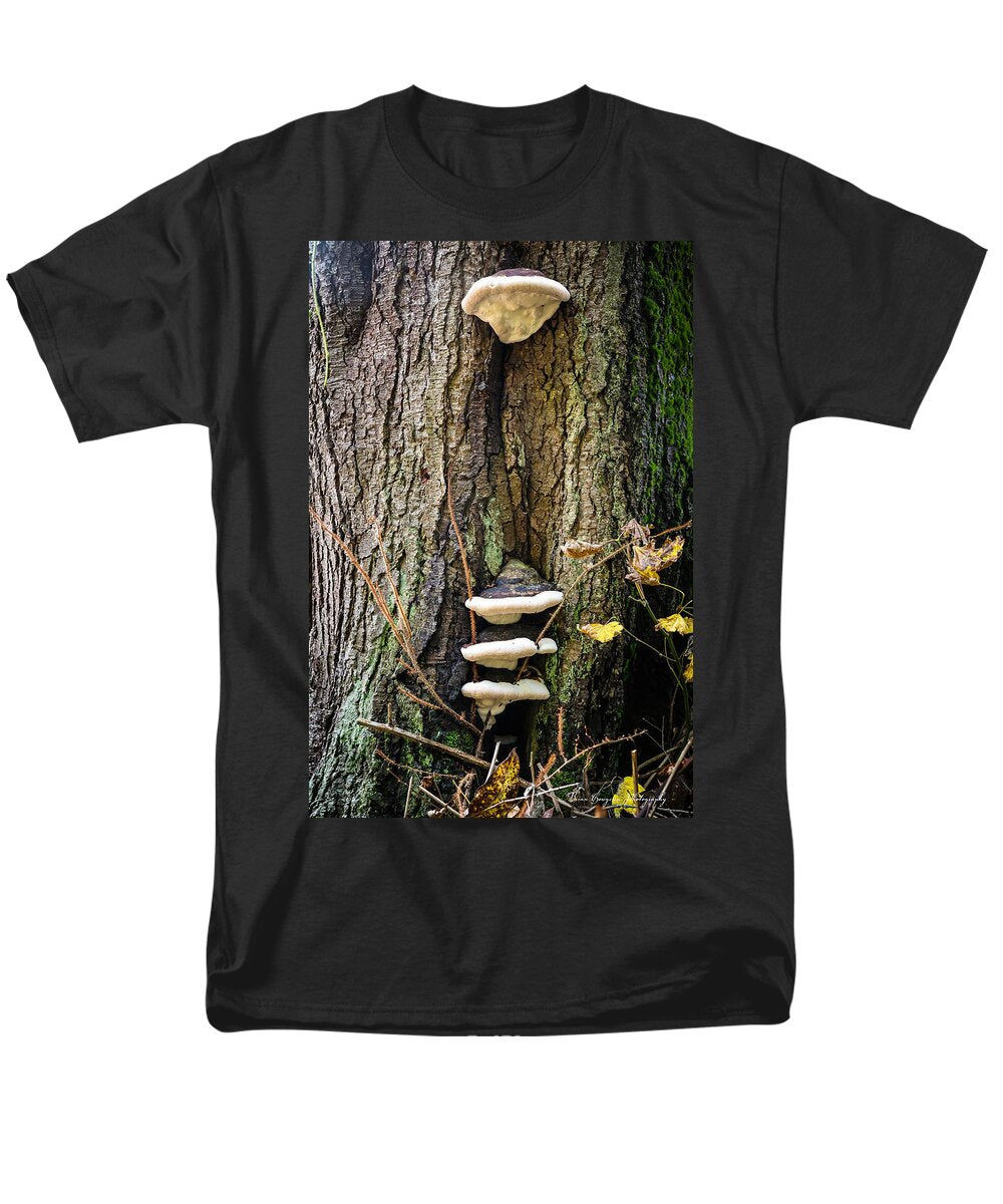 Mushrooms on the tree - Men's T-Shirt  (Regular Fit)