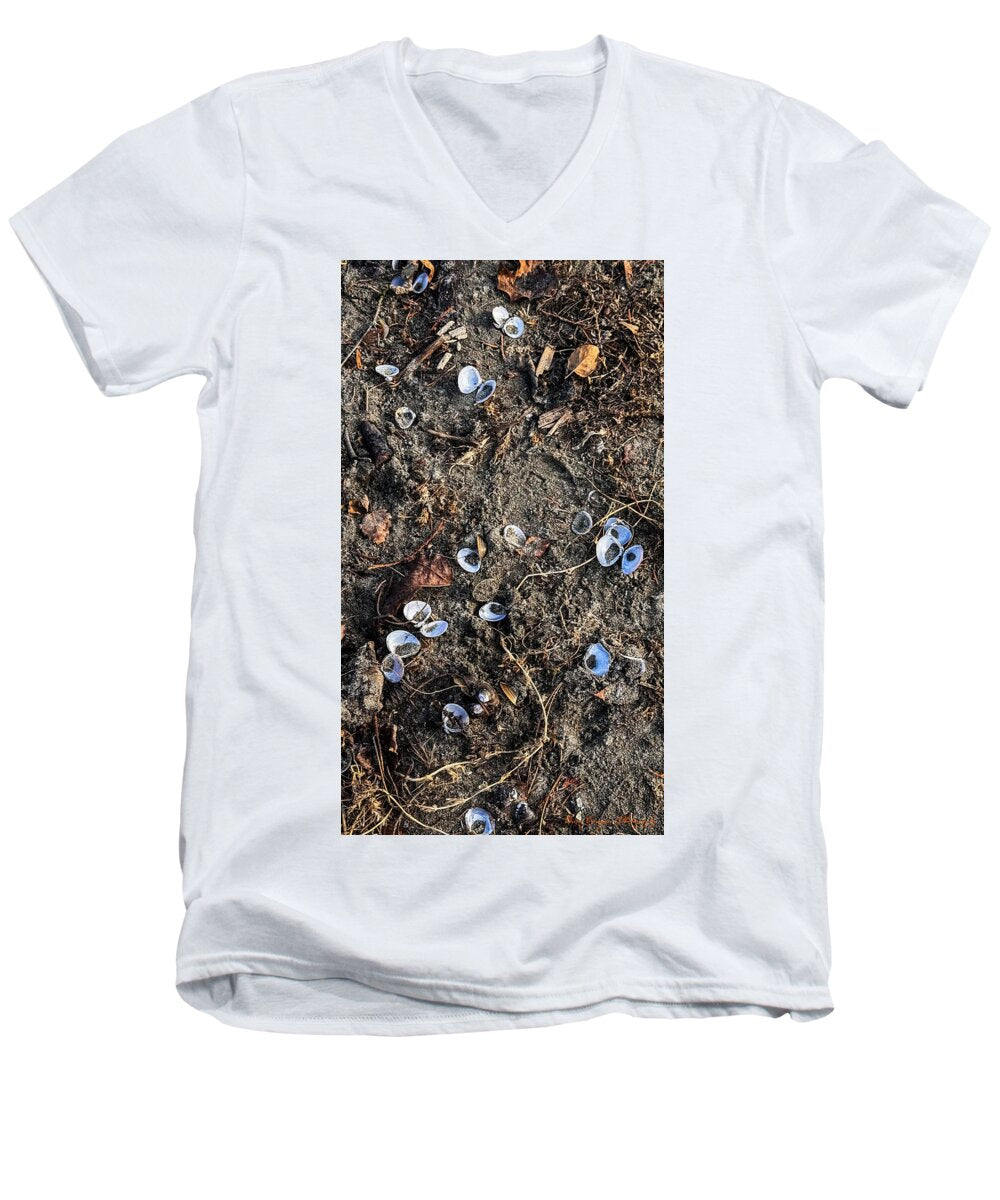 Seashells on the beach - Men's V-Neck T-Shirt