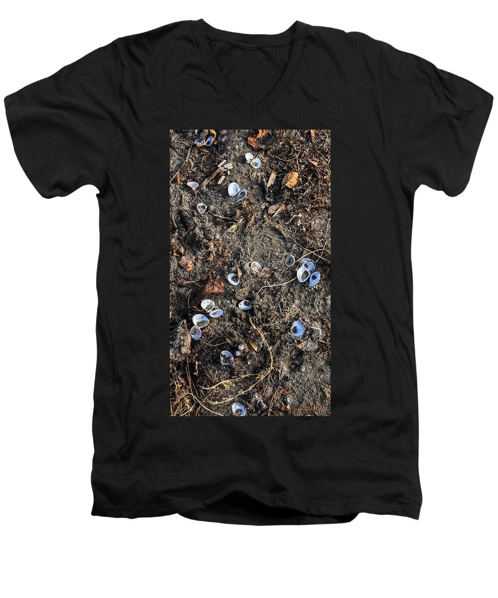 Seashells on the beach - Men's V-Neck T-Shirt