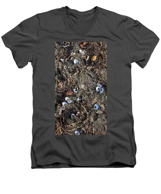 Seashells on the beach - Men's V-Neck T-Shirt