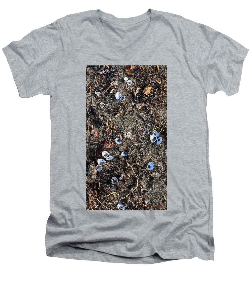 Seashells on the beach - Men's V-Neck T-Shirt