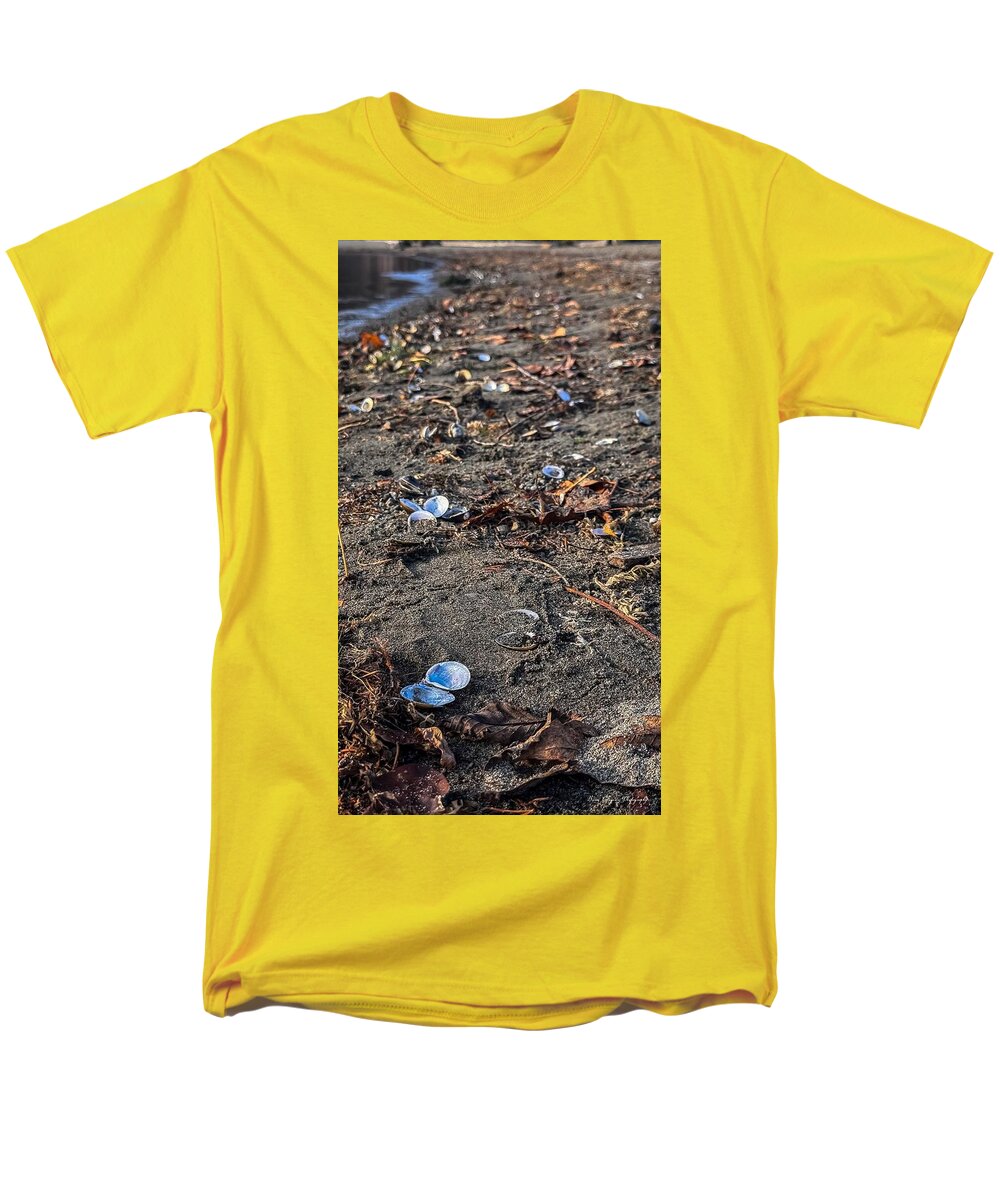 Seashells on the shoreline  - Men's T-Shirt  (Regular Fit)