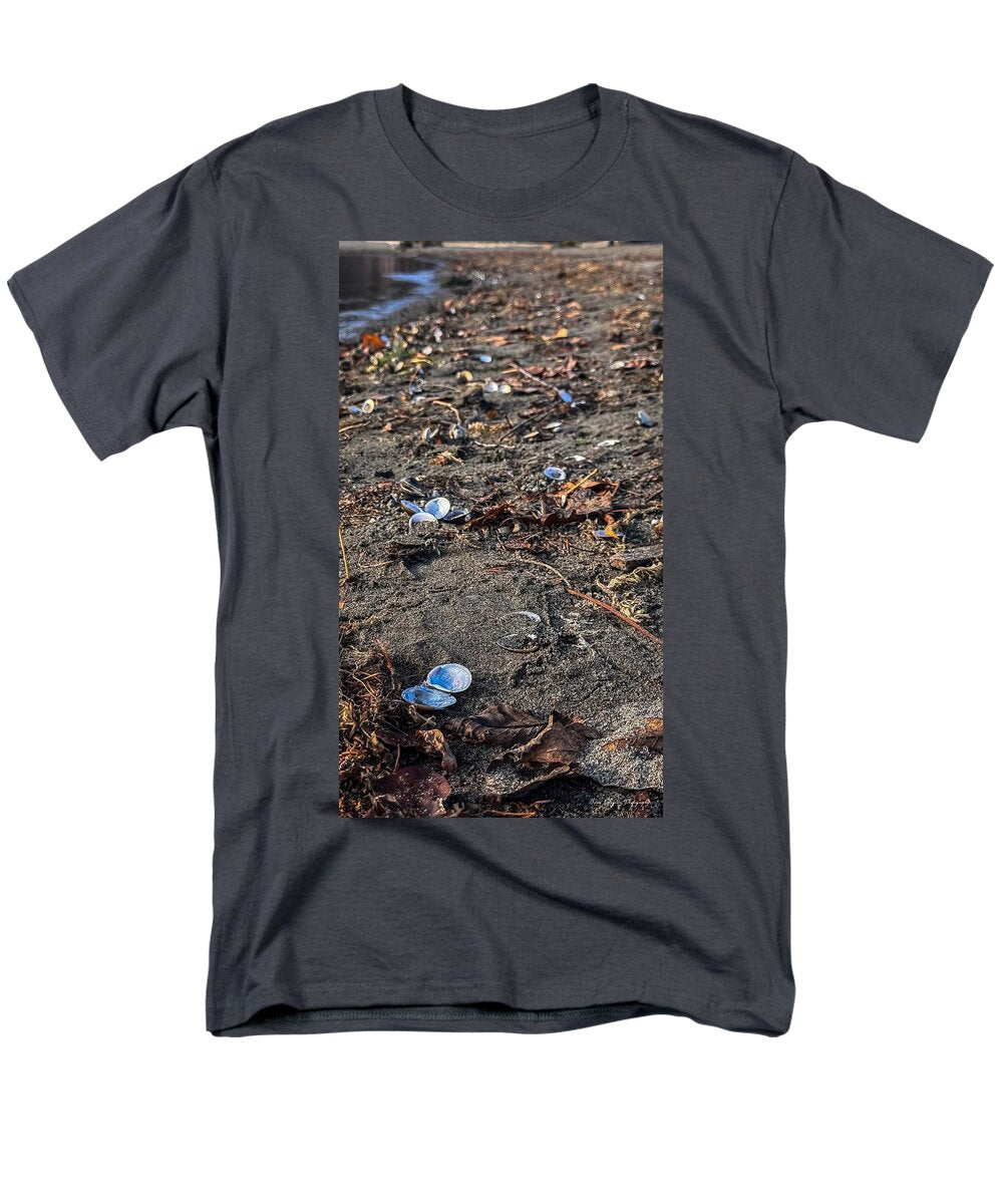 Seashells on the shoreline  - Men's T-Shirt  (Regular Fit)