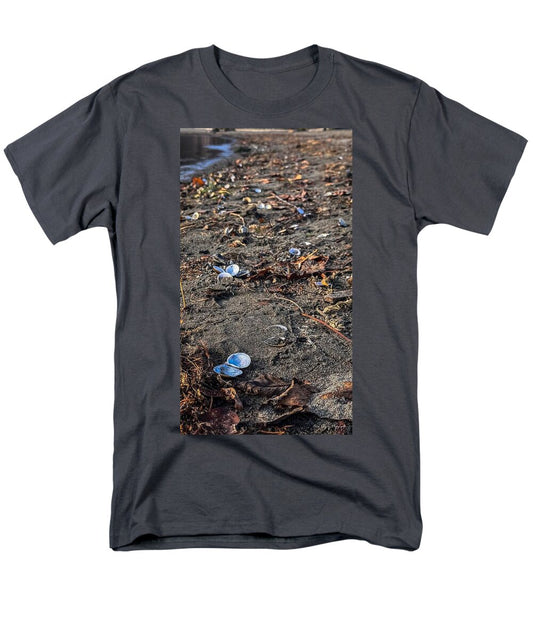 Seashells on the shoreline  - Men's T-Shirt  (Regular Fit)