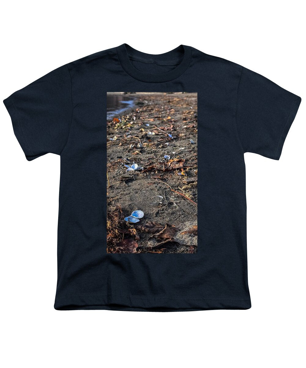 Seashells on the shoreline  - Youth T-Shirt