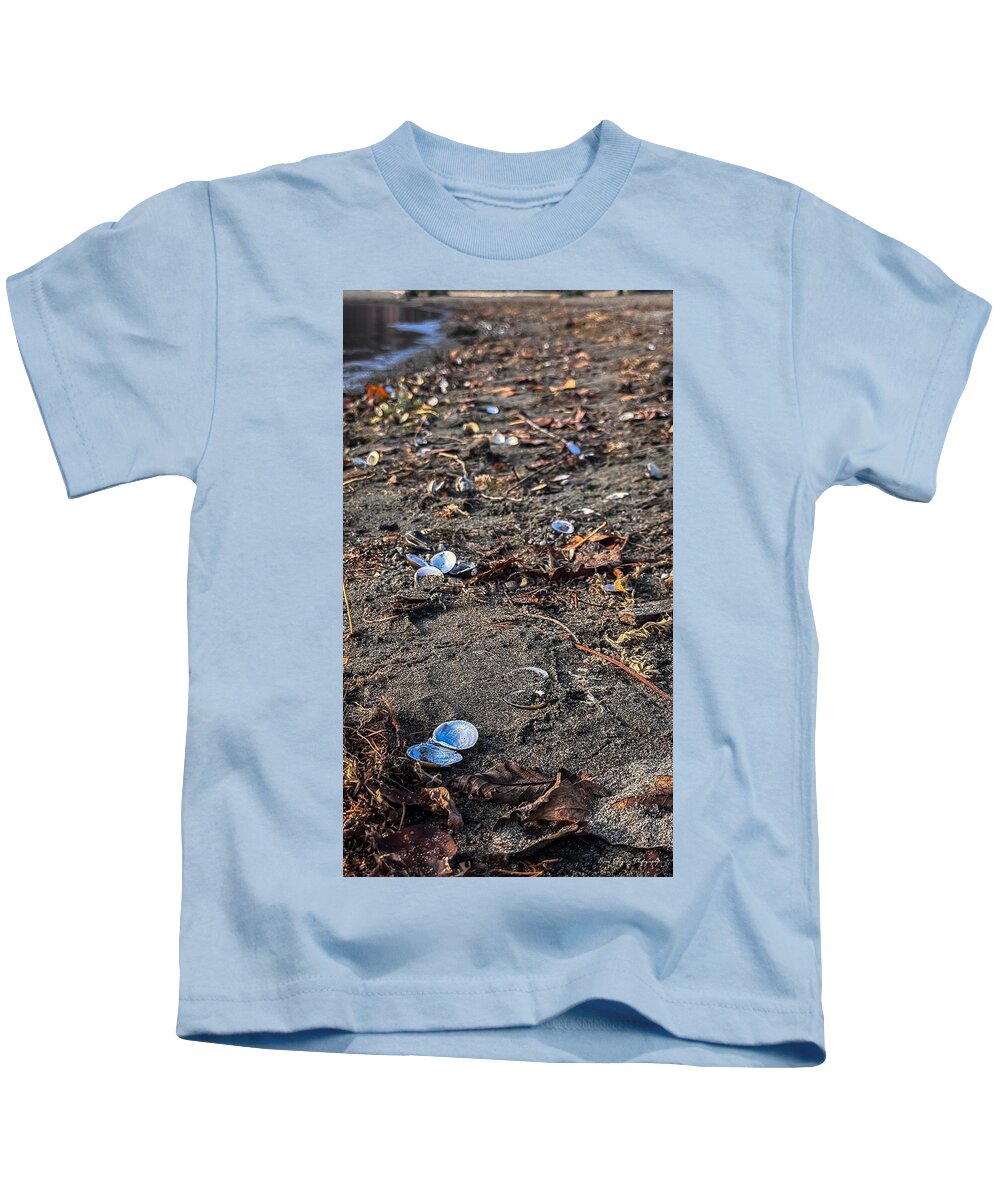 Seashells on the shoreline  - Kids T-Shirt