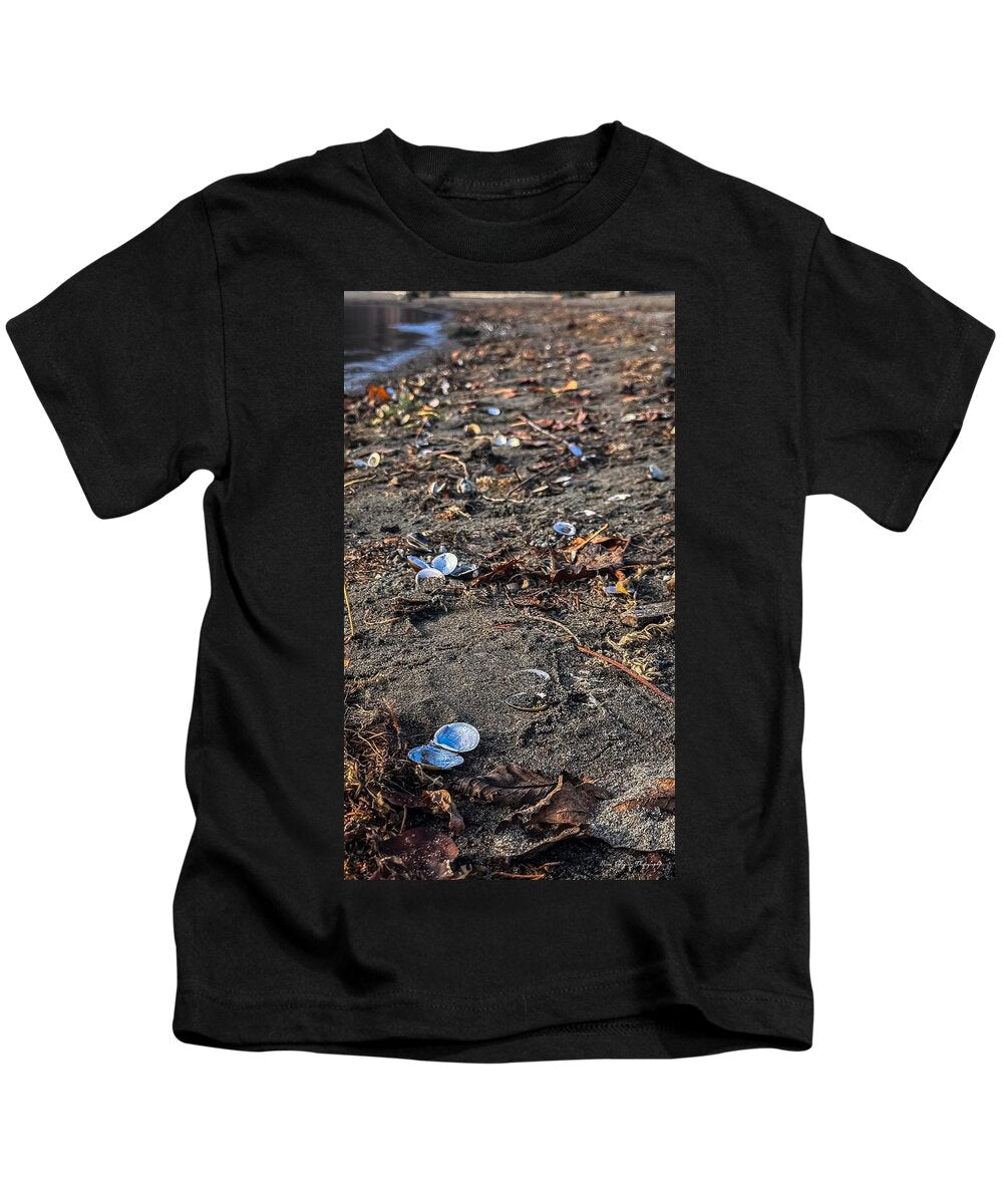 Seashells on the shoreline  - Kids T-Shirt