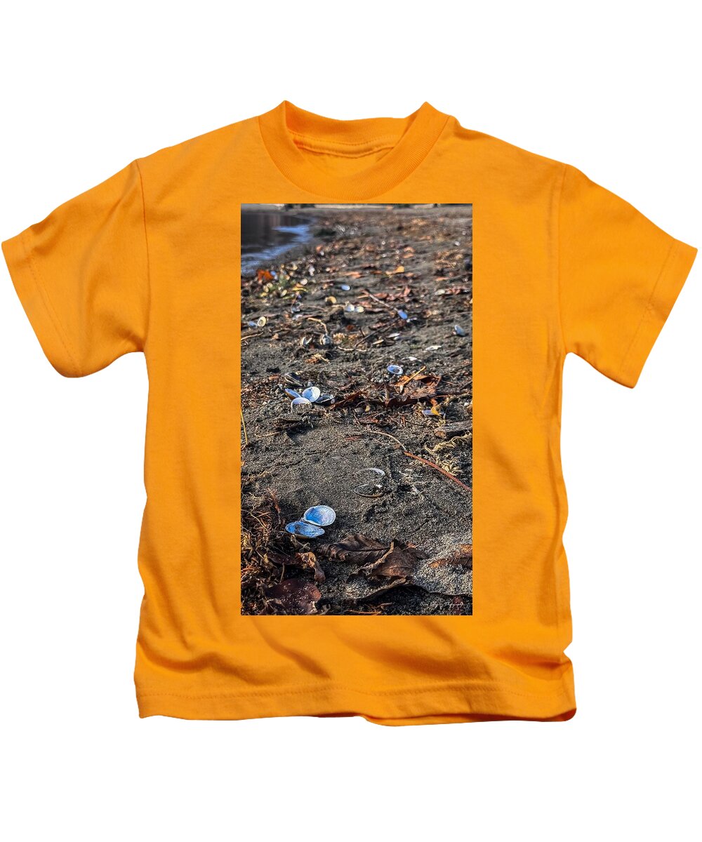Seashells on the shoreline  - Kids T-Shirt