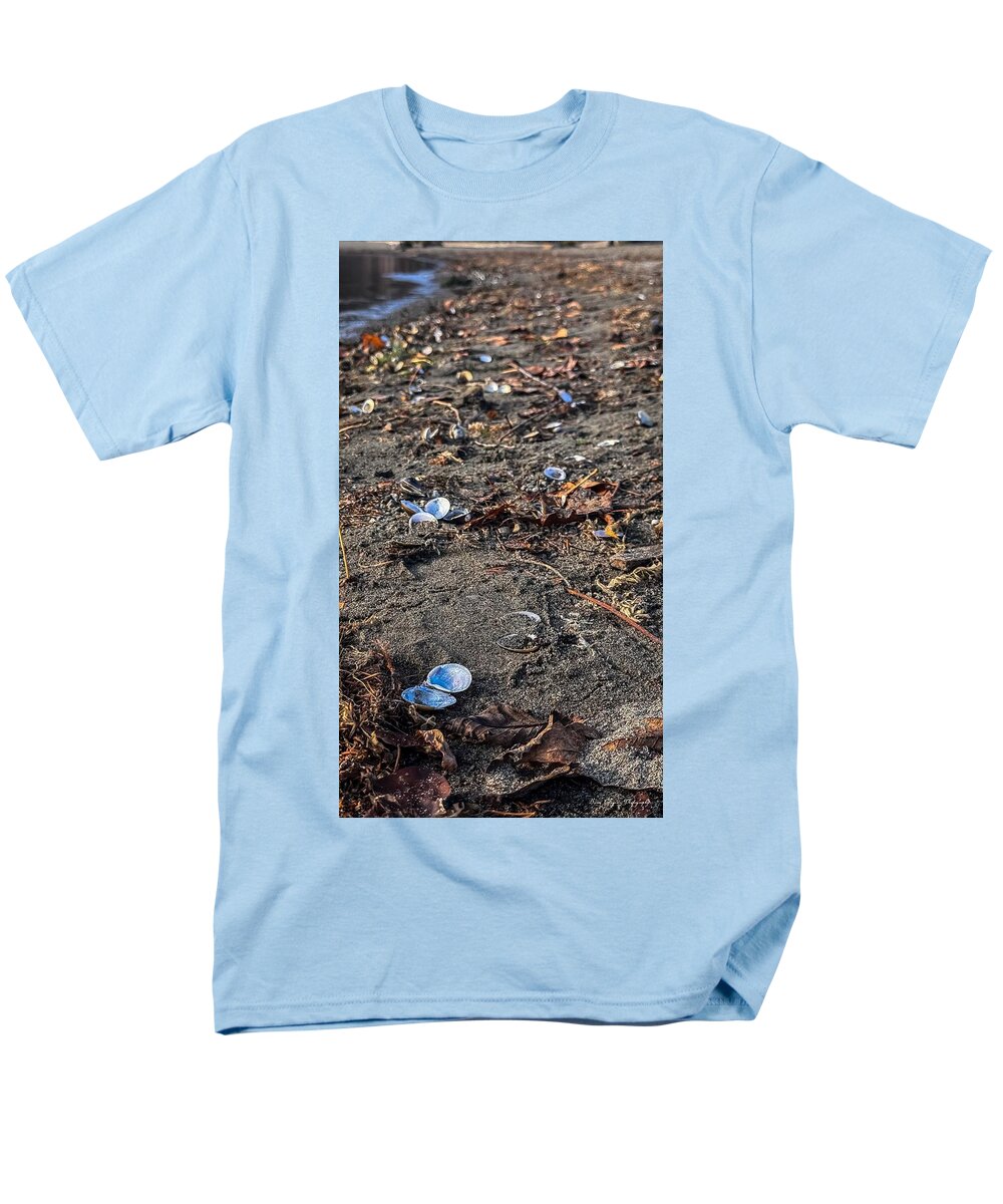 Seashells on the shoreline  - Men's T-Shirt  (Regular Fit)