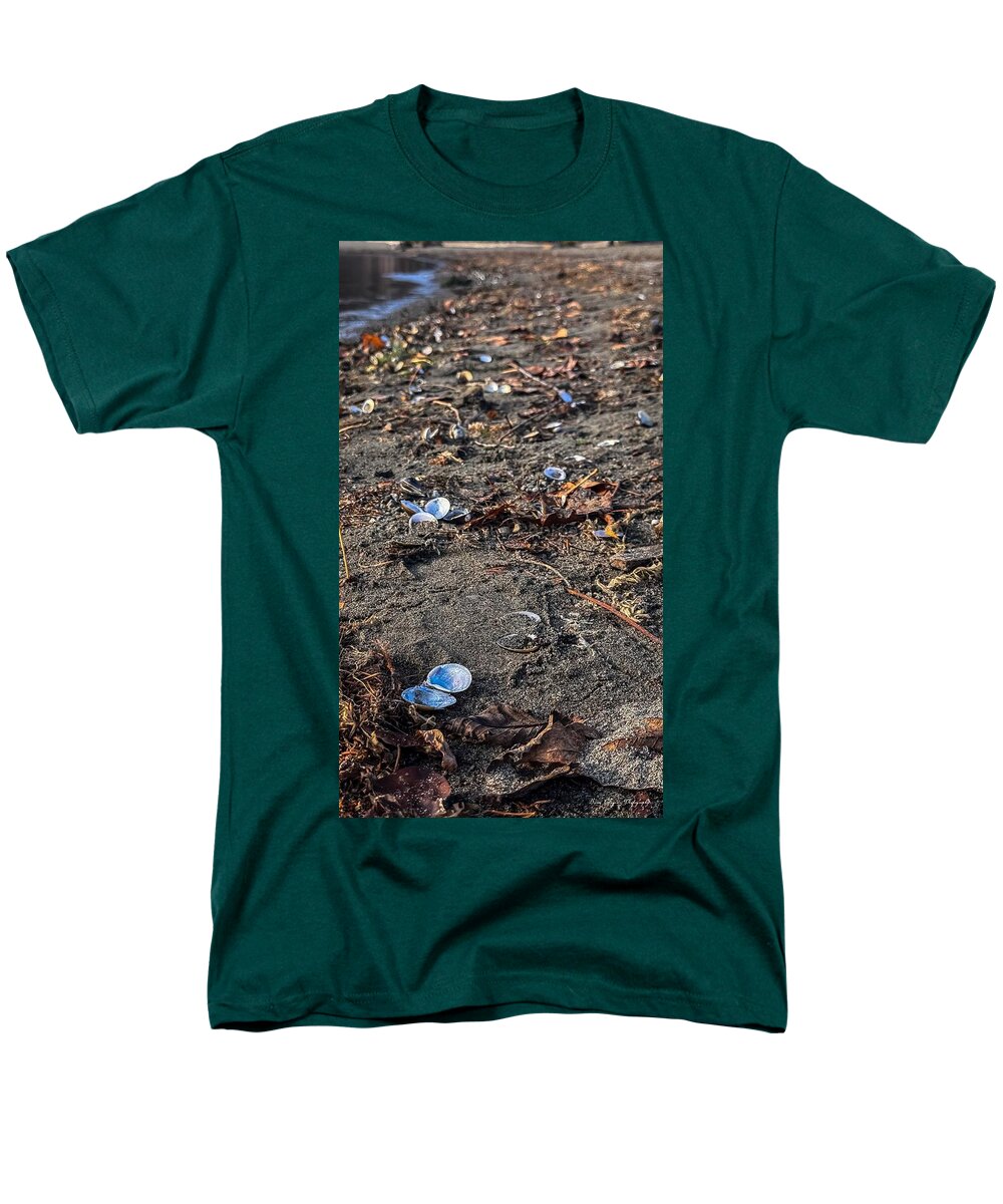 Seashells on the shoreline  - Men's T-Shirt  (Regular Fit)