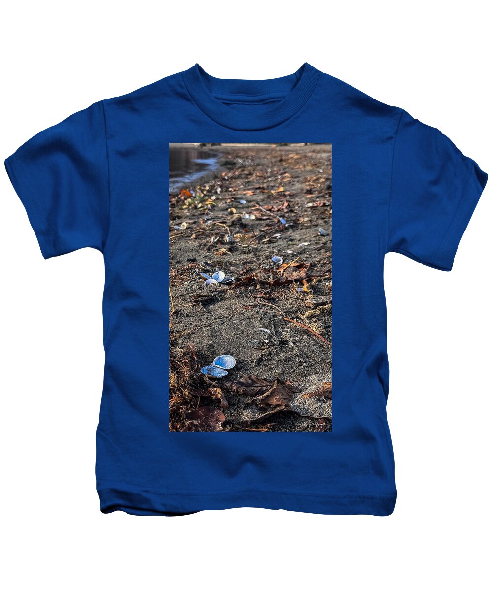 Seashells on the shoreline  - Kids T-Shirt